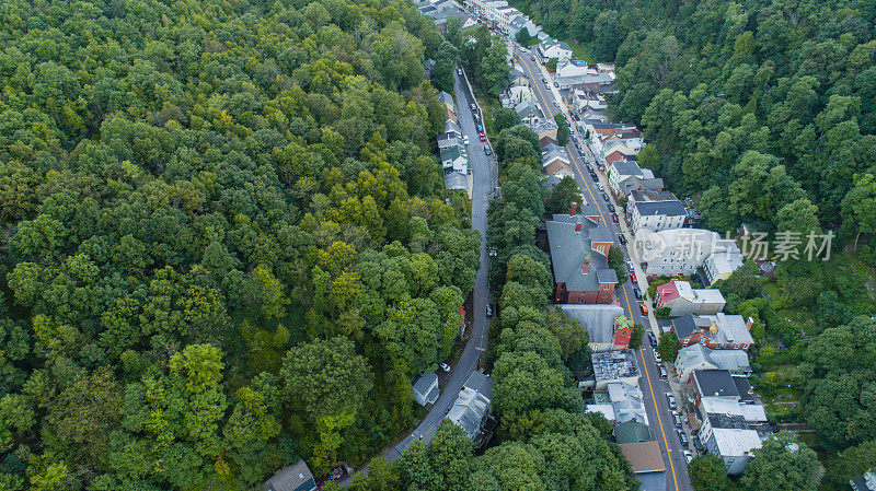 宾夕法尼亚州波科诺斯的小山城Jim Thorpe (Mauch Chunk)的空中全景风景